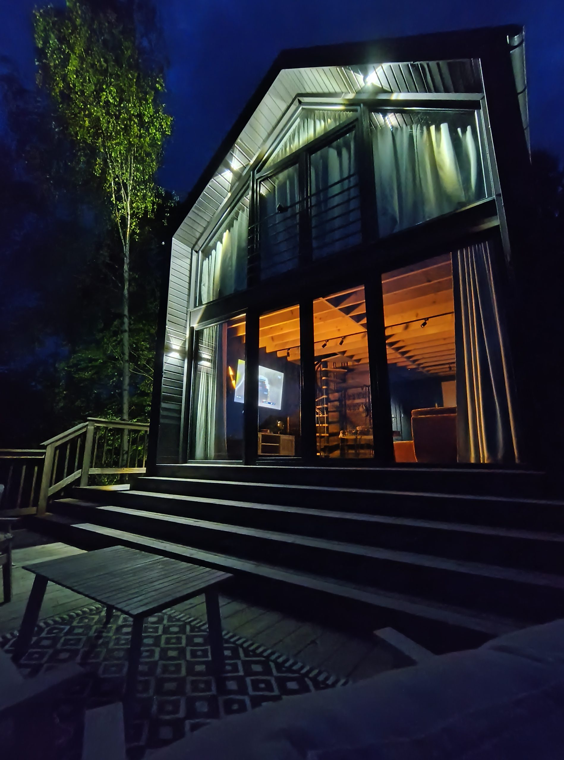 przeszklony front i taras